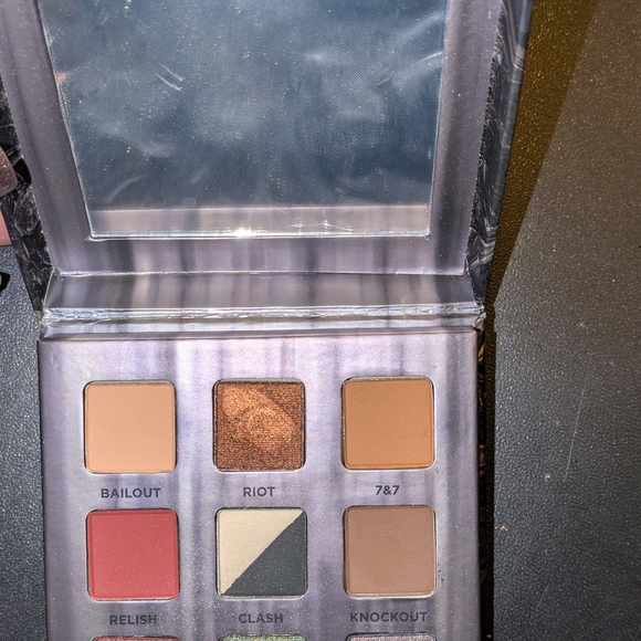 Urban Decay Troublemaker Palette - Picture 4 of 5